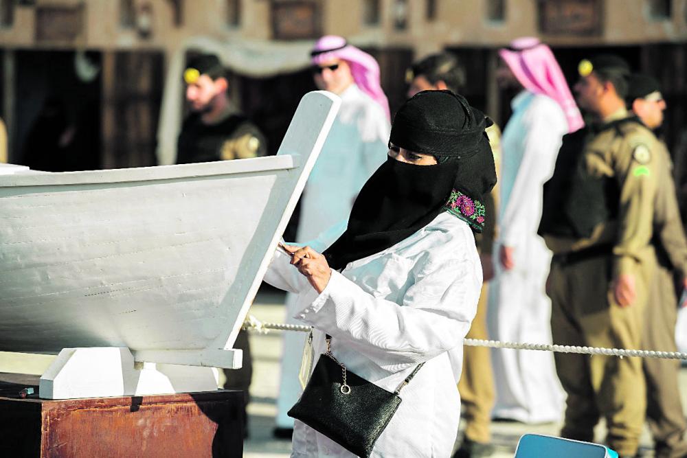 .. وفنانون يطوعون الرسم على القوارب