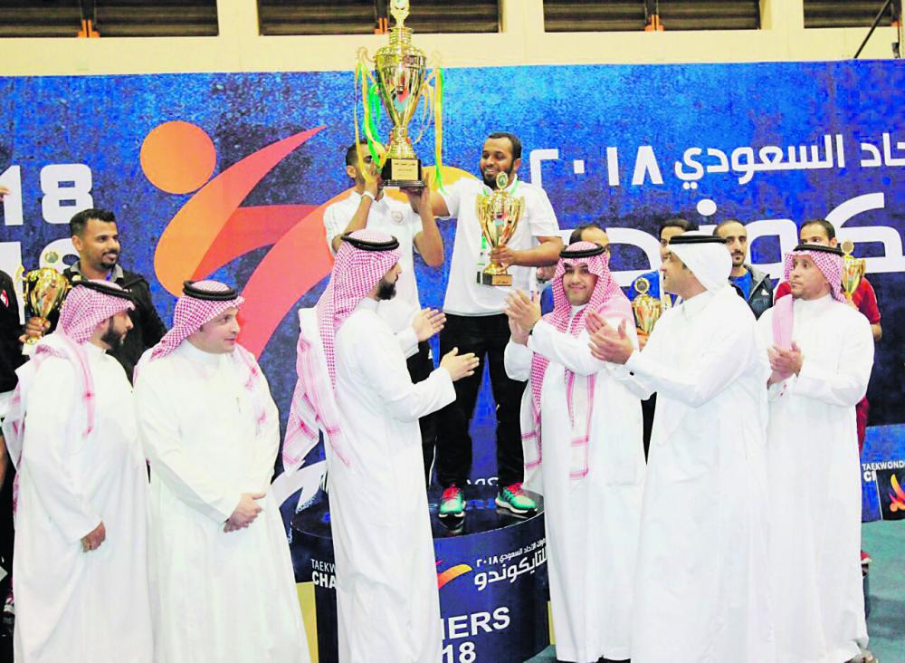 السحيباني يتوج الشباب بكأس الهيئة