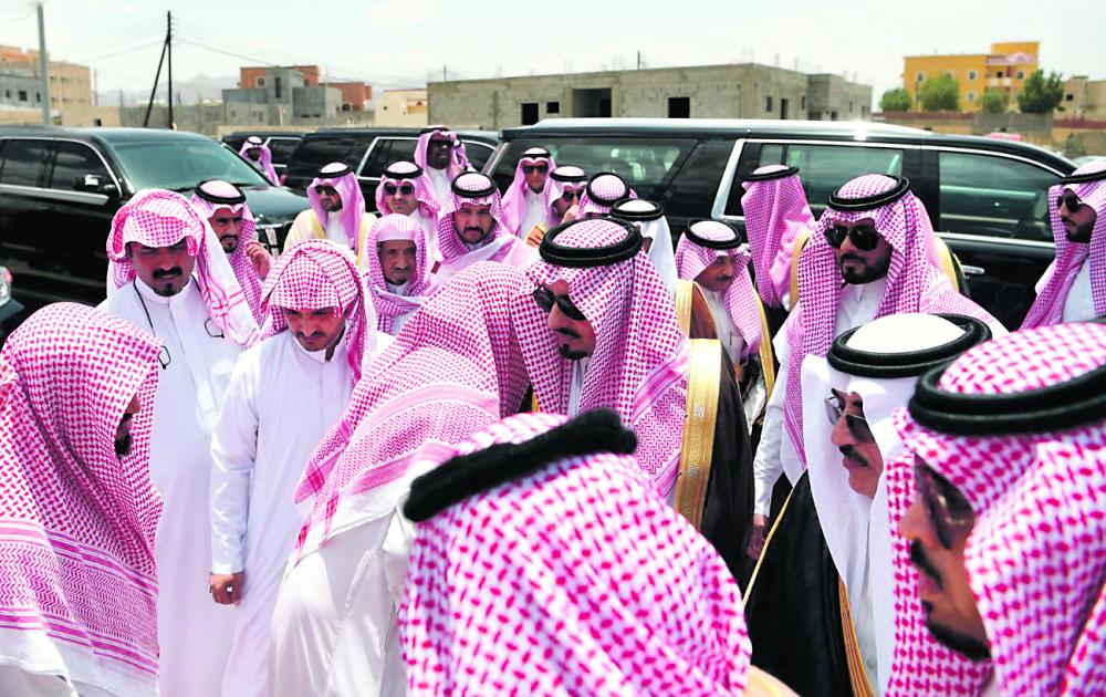 أمير عسير يعزي أسرتي الشهيدين «العمري» و«الشهري»