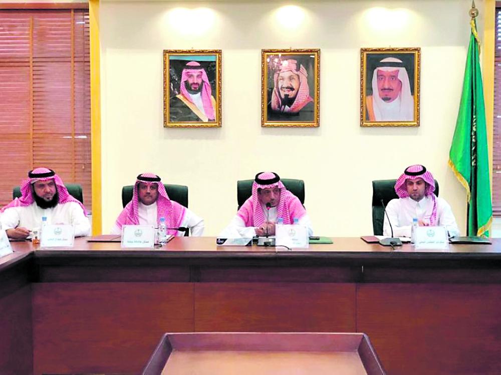 «محلي» بيشة يبحث سُبل تنمية المحافظة