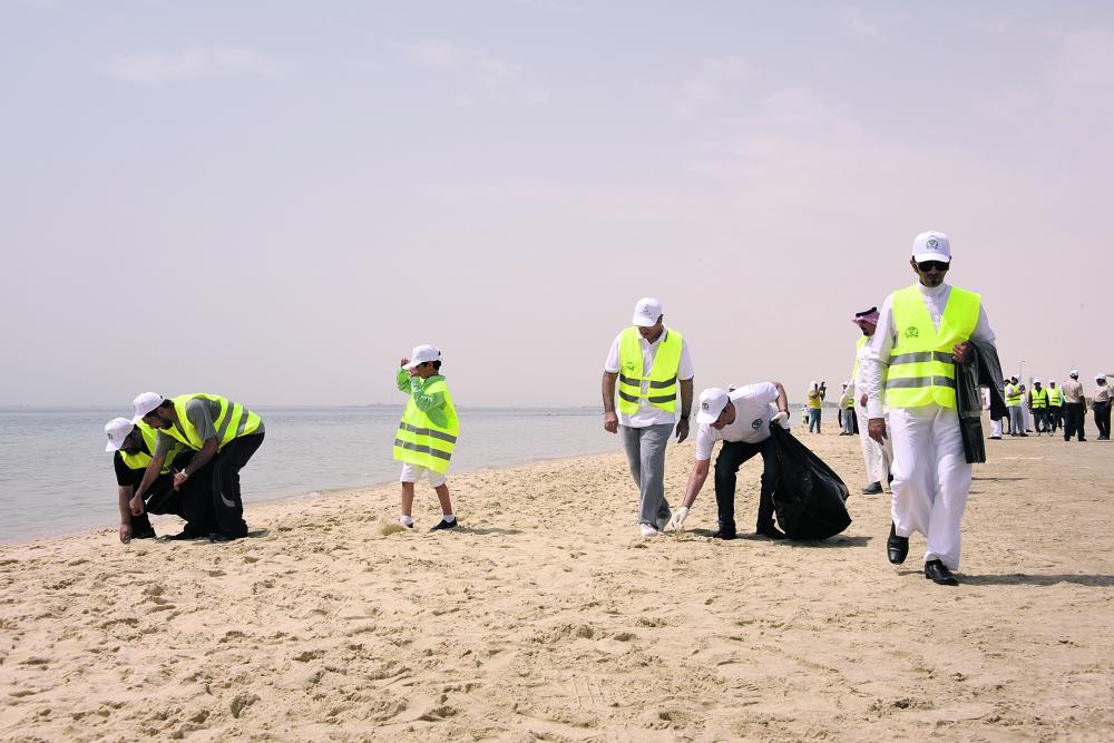 400 متطوع ينظفون شاطئ نصف القمر