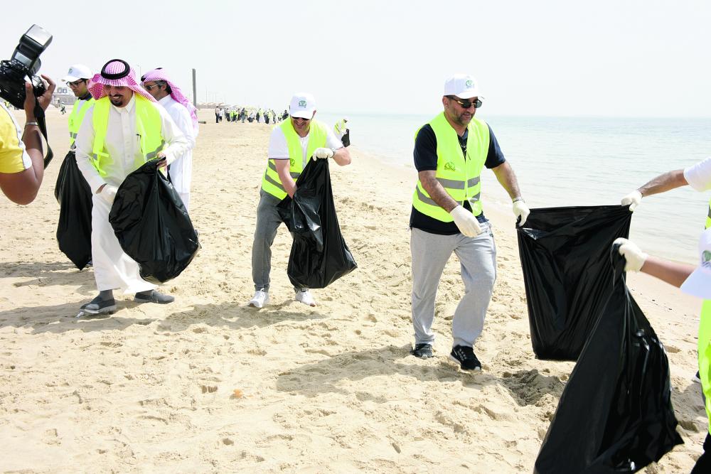 400 متطوع ينظفون شاطئ نصف القمر