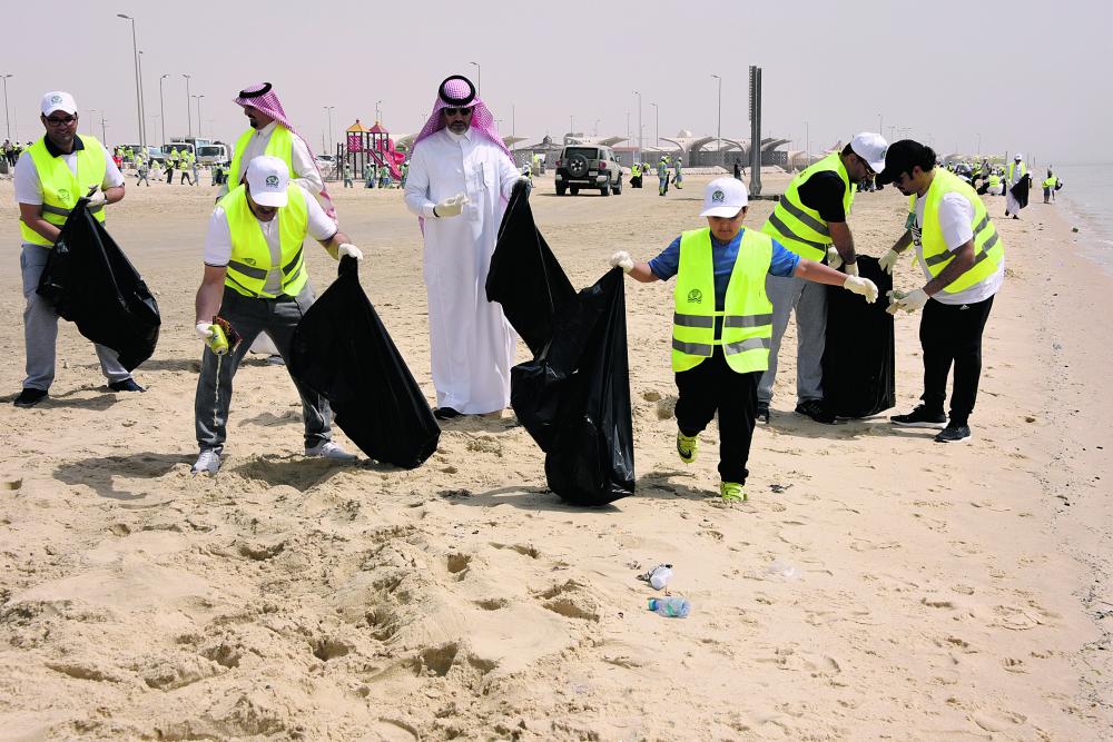 400 متطوع ينظفون شاطئ نصف القمر