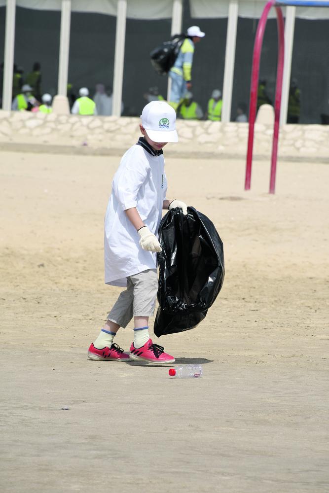 400 متطوع ينظفون شاطئ نصف القمر