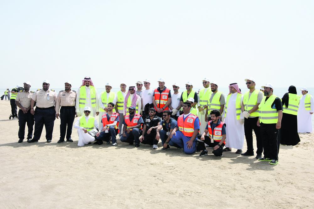 400 متطوع ينظفون شاطئ نصف القمر