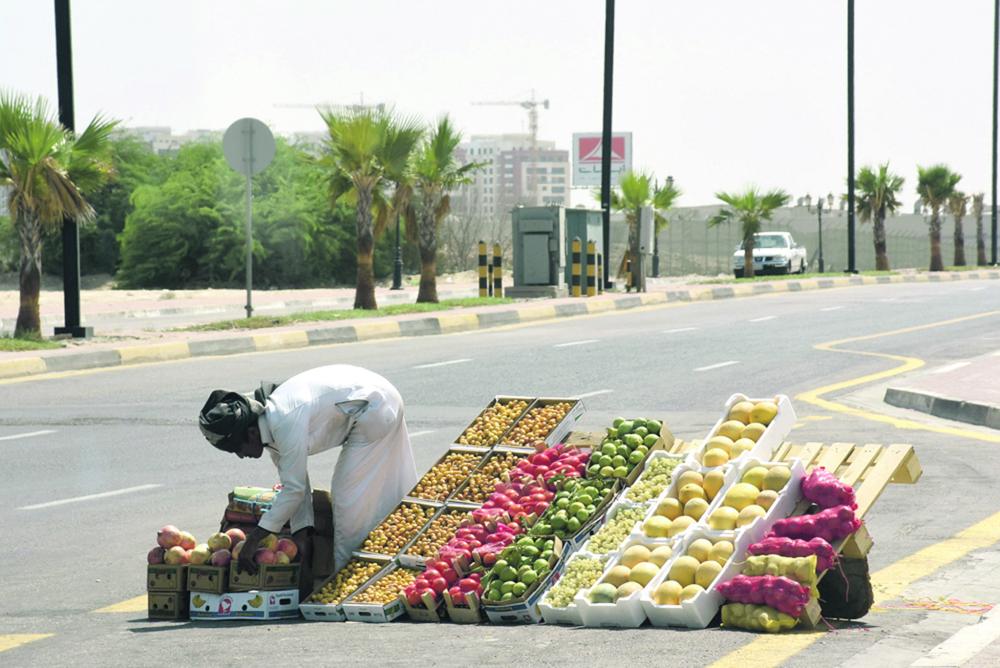 البسطات العشوائية..بضاعة مجهولة وإعاقة لحركة المرور