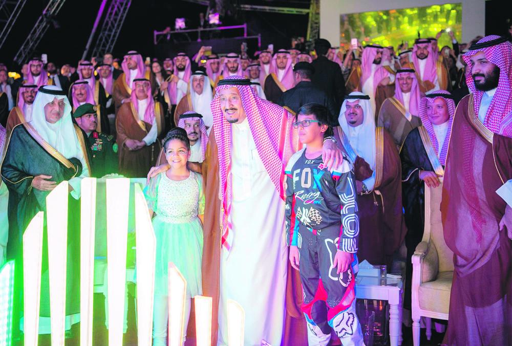 خادم الحرمين الشريفين يضع حجر الأساس لمشروع القدية
