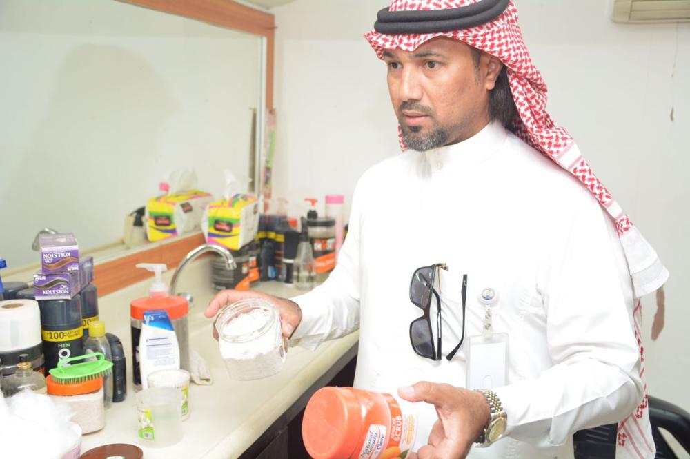 بالصور.. ضبط عمالة وافدة تستخدم مطعما مخالفا بالقطيف