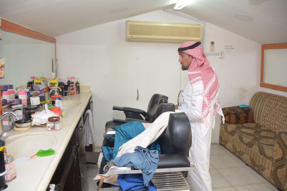 بالصور.. ضبط عمالة وافدة تستخدم مطعما مخالفا بالقطيف