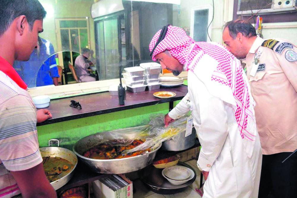 حلاق داخل مطعم مخالف في القطيف
