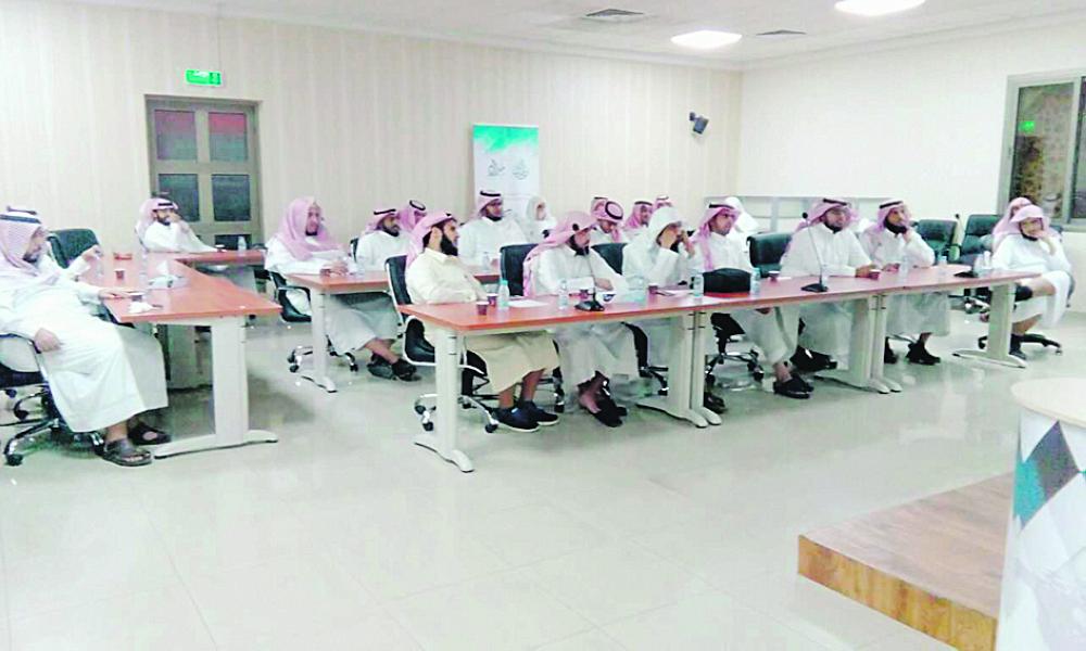30 معلمًا في دورة «استخدام التقنية»