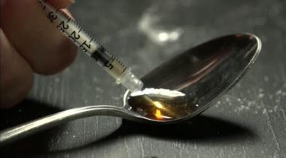 طبيب كولومبي يواجه السجن مدى الحياة بتهريبه مخدرات في أحشاء كلاب