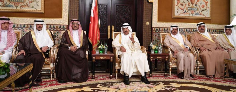 رئيس وزراء البحرين يستقبل رؤساء تحرير الصحف السعودية 
