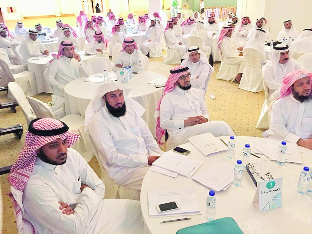 120 مشرفًا ومعلمًا لمراجعة «مناهج التعليم»