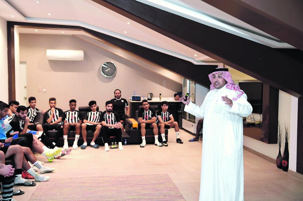 الشباب يدرب لاعبيه على مهارات التعامل مع الجمهور