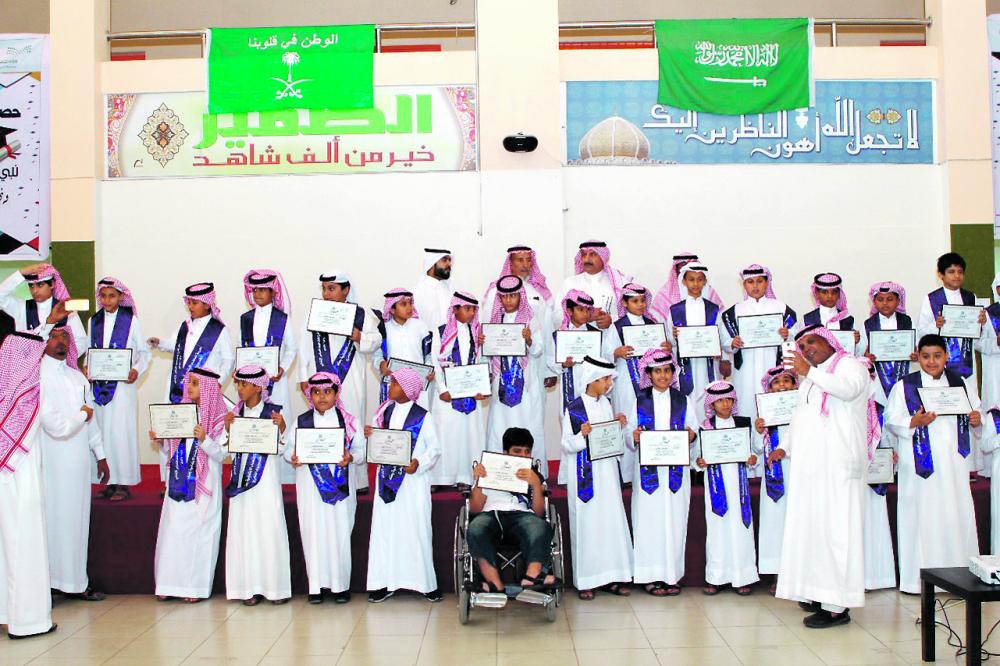 «دهناء عنك» الابتدائية تحتفي بخريجيها