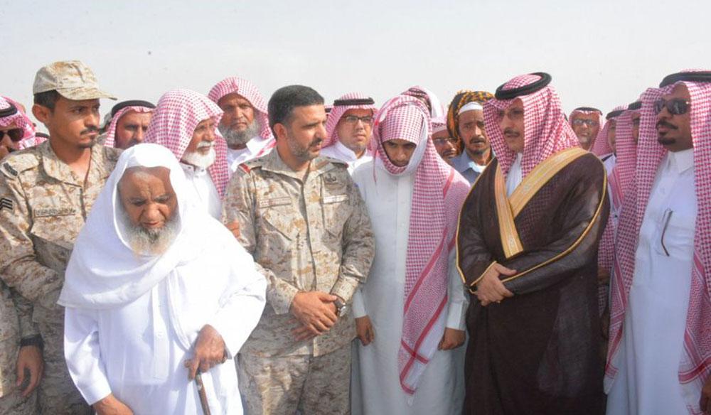 محافظ صامطة يؤدي صلاة الميت على الشهيد «حمدي»