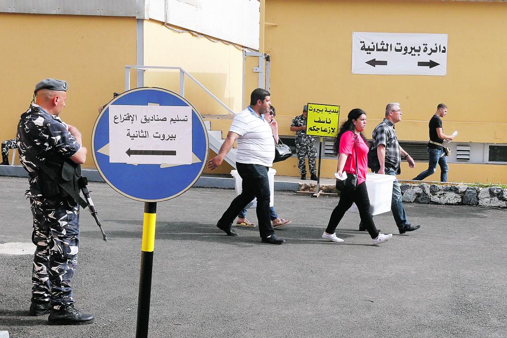 اللبنانيون يختارون نوابهم اليوم.. و«حزب الله» يتوعد الناخبين