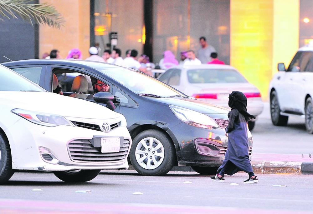 « أطفال » يمتهنون التسول أمام إشارات المرور