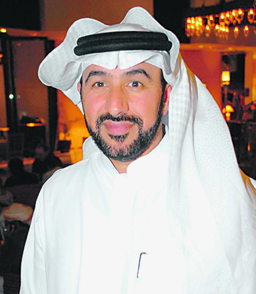 «أصدقاء الحرف» يهدون لوحاتهم لأدبي الباحة