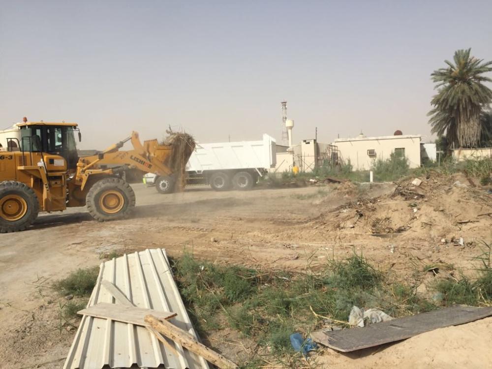 حملة لإزالة الحشائش من الأراضي الفضاء في بقيق