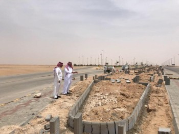 أمين حفر الباطن يتفقد مدخل طريق الكويت