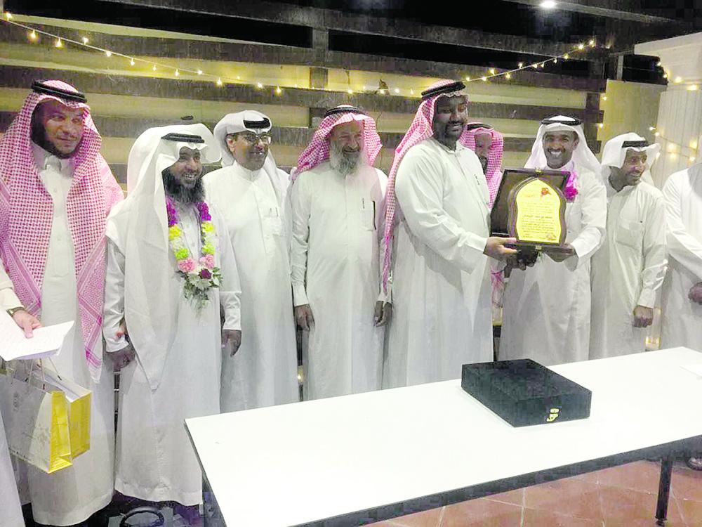 تكريم معلمين متقاعدين في الجشة