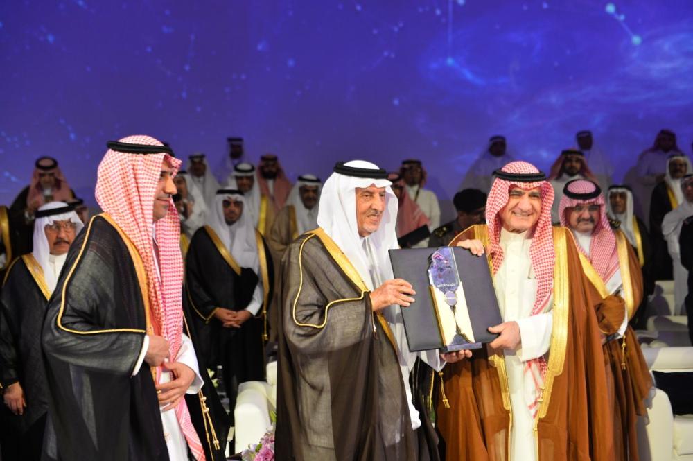 أمير مكة المكرمة يُكرم الفائزين بجائزة التميز