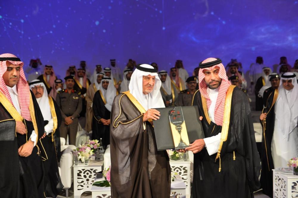 أمير مكة المكرمة يُكرم الفائزين بجائزة التميز