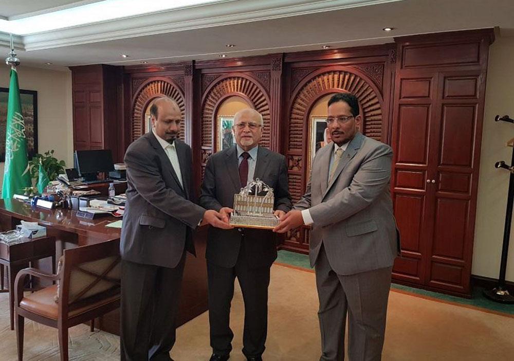 سفير المملكة بالمغرب يلتقي وفداً من الخارجية والحج 