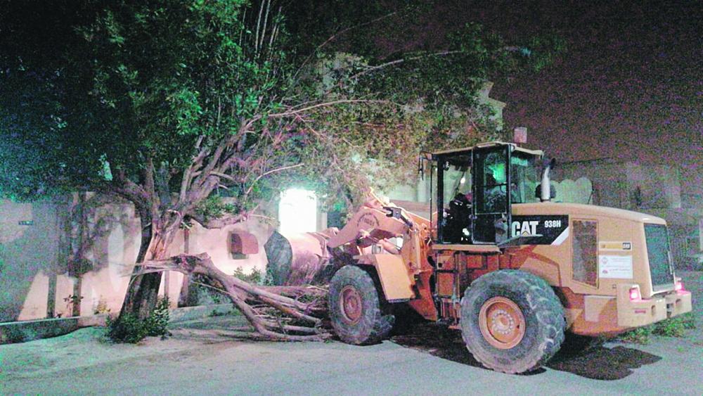 بلدية الخفجي تنفذ حملة لإزالة مخلفات الرياح