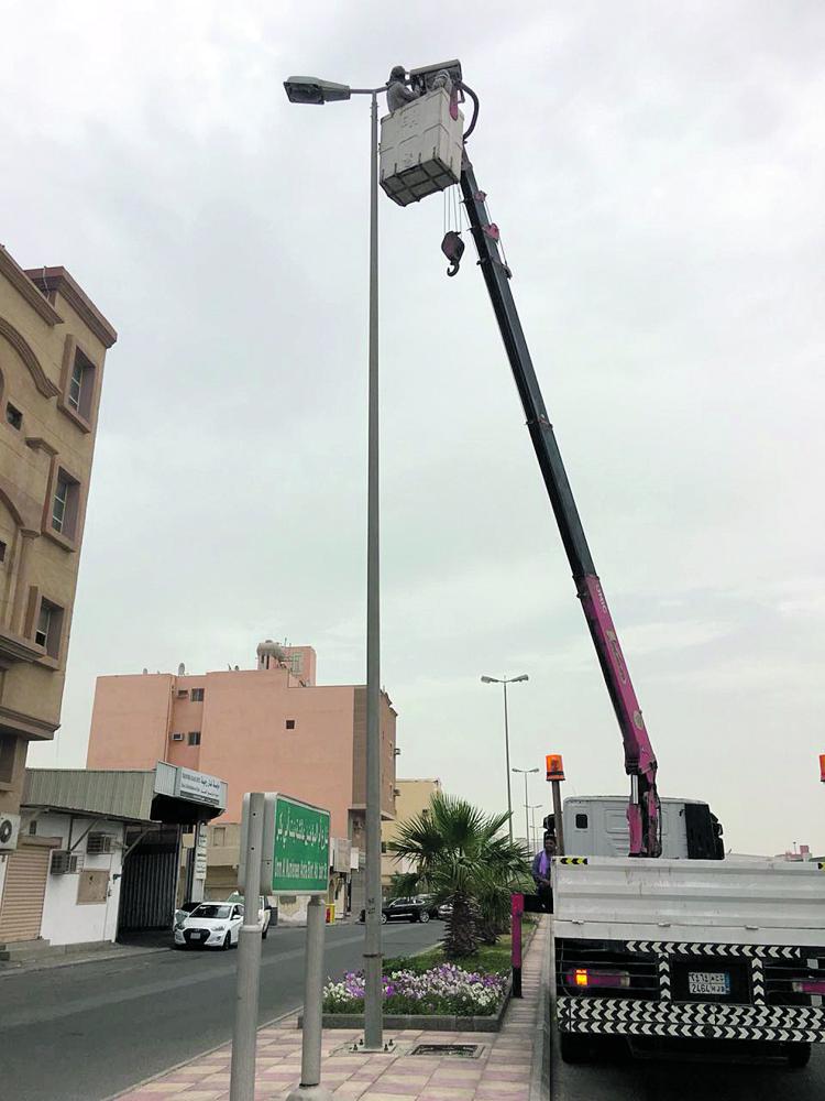 رأس تنورة تنهي استبدال أعمدة الإنارة