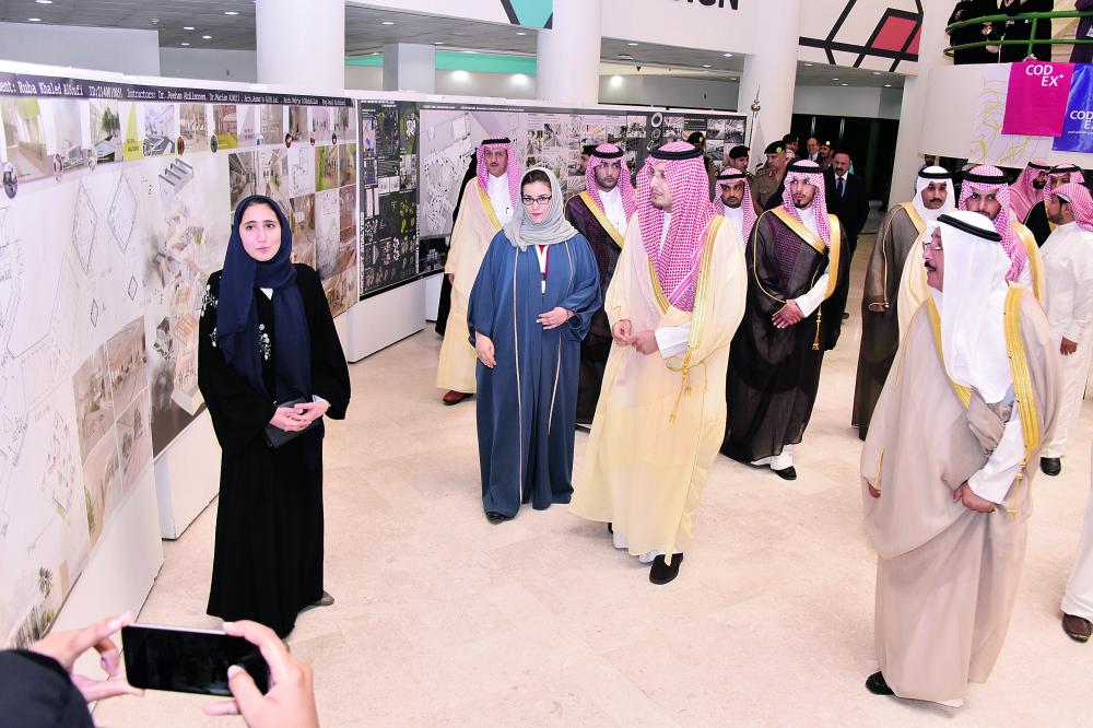 طالبات الشرقية يبدعن بـ72 عملا في معرض «التصاميم»