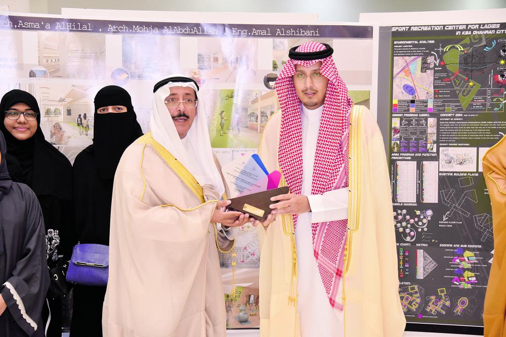 طالبات الشرقية يبدعن بـ72 عملا في معرض «التصاميم»