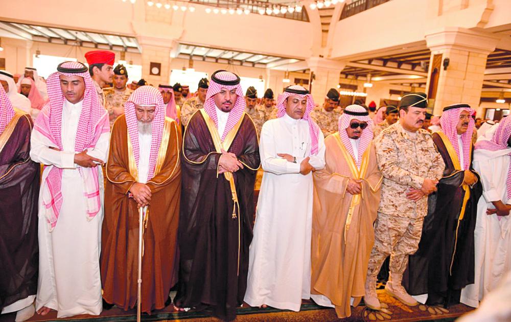 وزير الحرس ينقل تعازي القيادة لذوي الشهيد «العنزي»