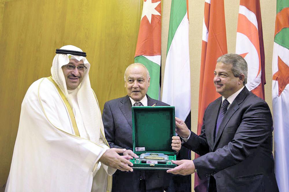 مجلس وزراء الشباب والرياضة العرب يكرم نواف بن محمد