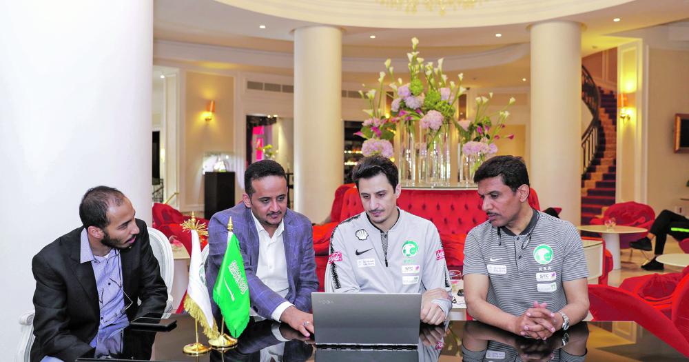 تدشين حسابات الأخضر على تويتر بالإنجليزية والروسية