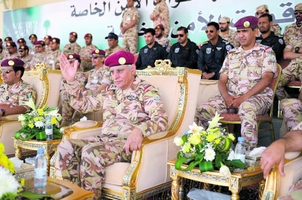 خريجو دورات قوات الأمن الخاصة يستعرضون مهاراتهم
