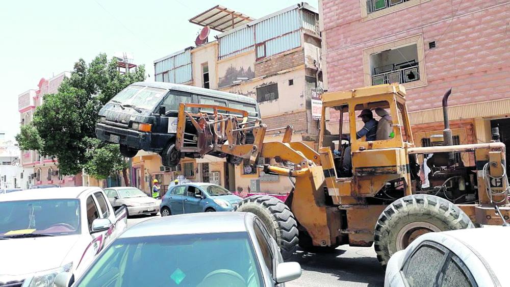رفع 117 سيارة تالفة من شوارع «ثقبة الخبر»