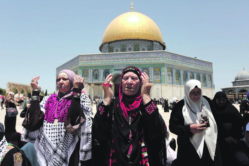 الفلسطينيون يؤدون الجمعة الأولى من رمضان