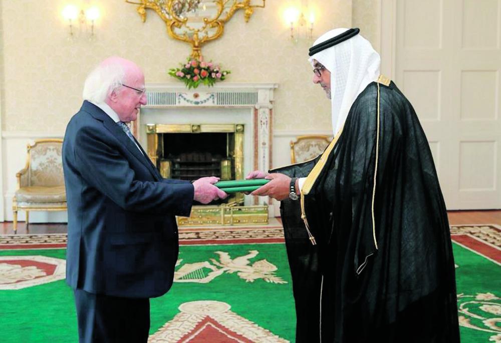 سفير المملكة في إيرلندا يسلم أوراق اعتماده للرئيس