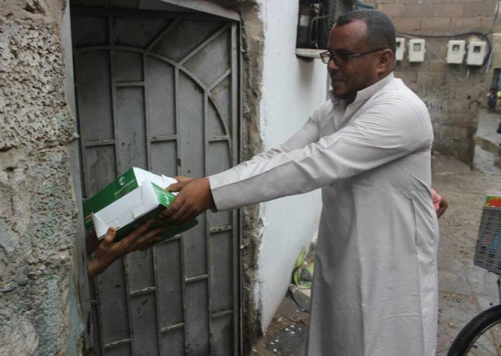 مركز الملك سلمان يوزع  833 وجبة إفطار في عدن