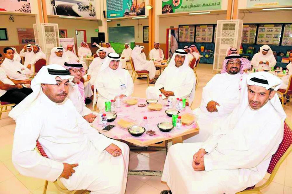 الرميلة الابتدائية تكرّم منسوبيها المتميزين