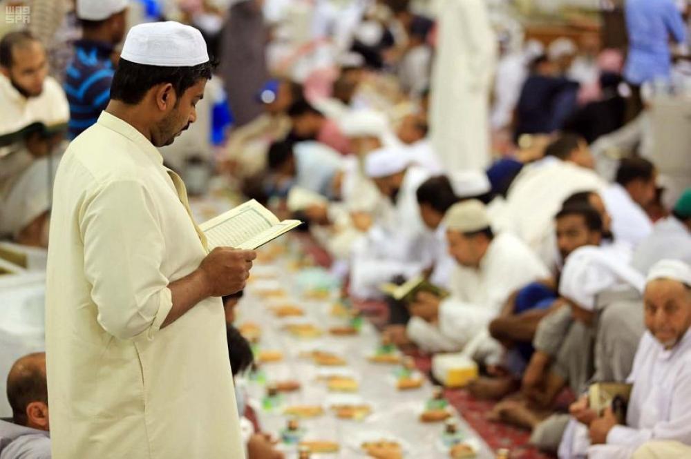 بالصور.. مشاهد إيمانية من المسجد النبوي