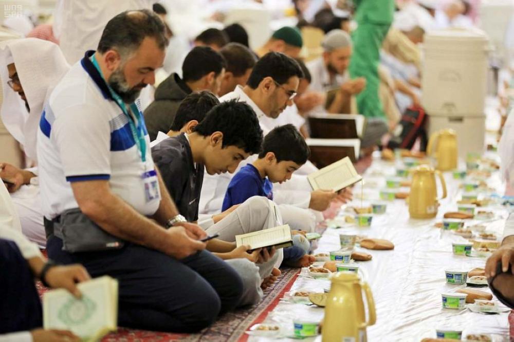 بالصور.. مشاهد إيمانية من المسجد النبوي