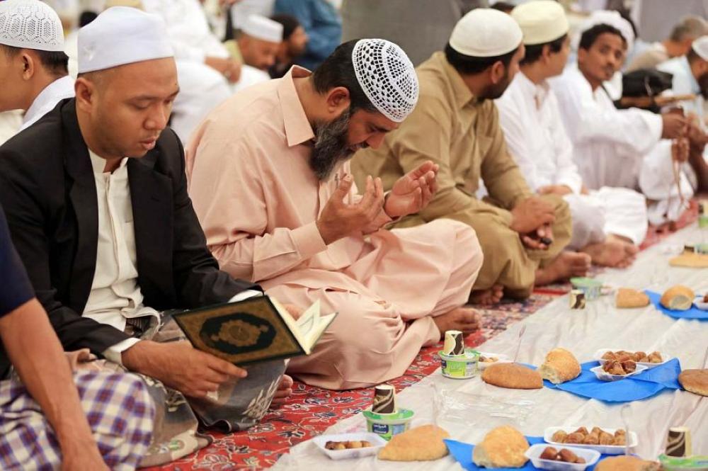 بالصور.. مشاهد إيمانية من المسجد النبوي