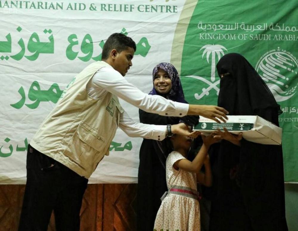 مركز الملك سلمان للإغاثة يوزع 500 كرتون تمور بعدن