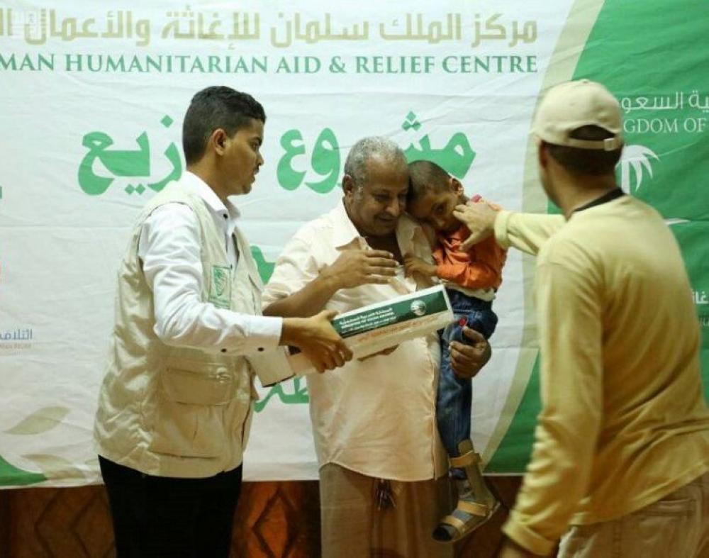 مركز الملك سلمان للإغاثة يوزع 500 كرتون تمور بعدن