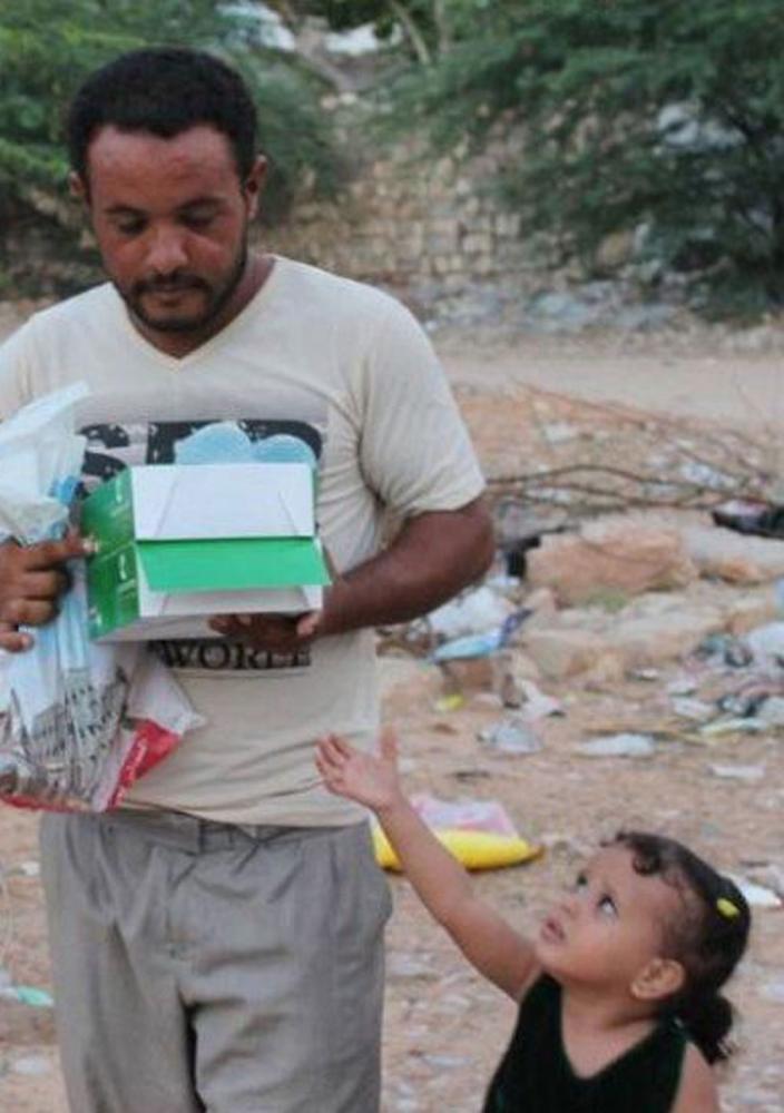 مركز الملك سلمان يوزع 1100 وجبة إفطار صائم في الجوف