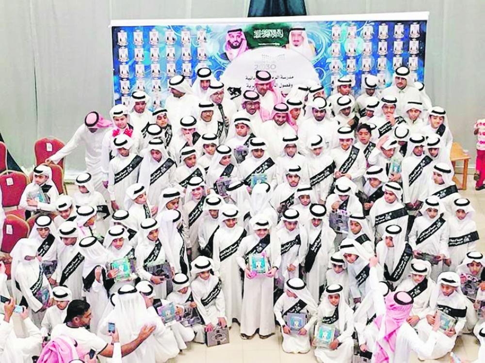 90 طالبًا بالرميلة يحتفون بالتخرج